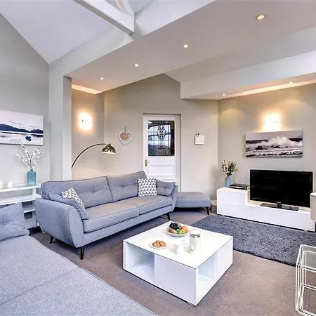 Villa Sleeps 8 With Wifi *